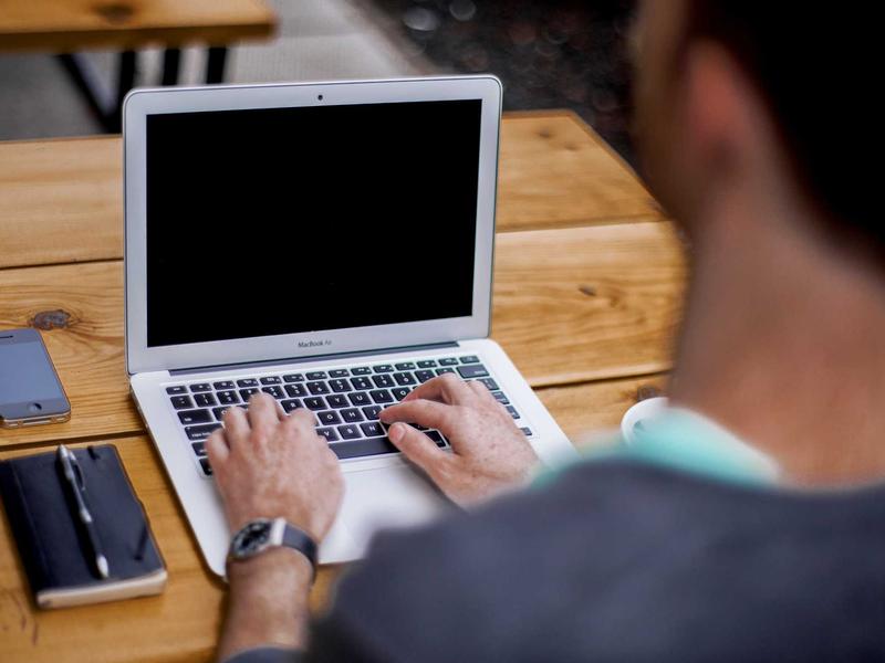 孔乙己的长衫<br>dnvvvtt.cn 脱不下的学历枷锁